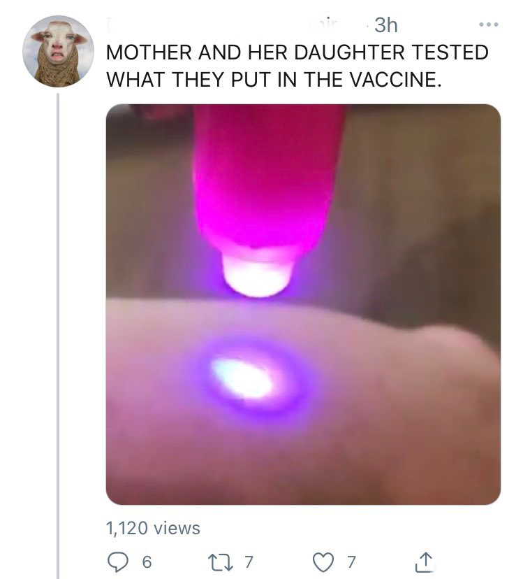 Jemand hält ein lilafarbenes Licht über seine Haut, so dass dort ein lilafarbener Lichtkegel entsteht. Text in Großbuchstaben: Mother and her daughter tested what they put in the vaccine.