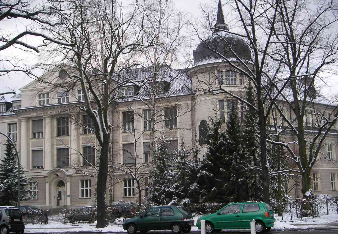 Freie_Universitaet_Berlin_Otto-Hahn-Bau_im_Winter_01-2005