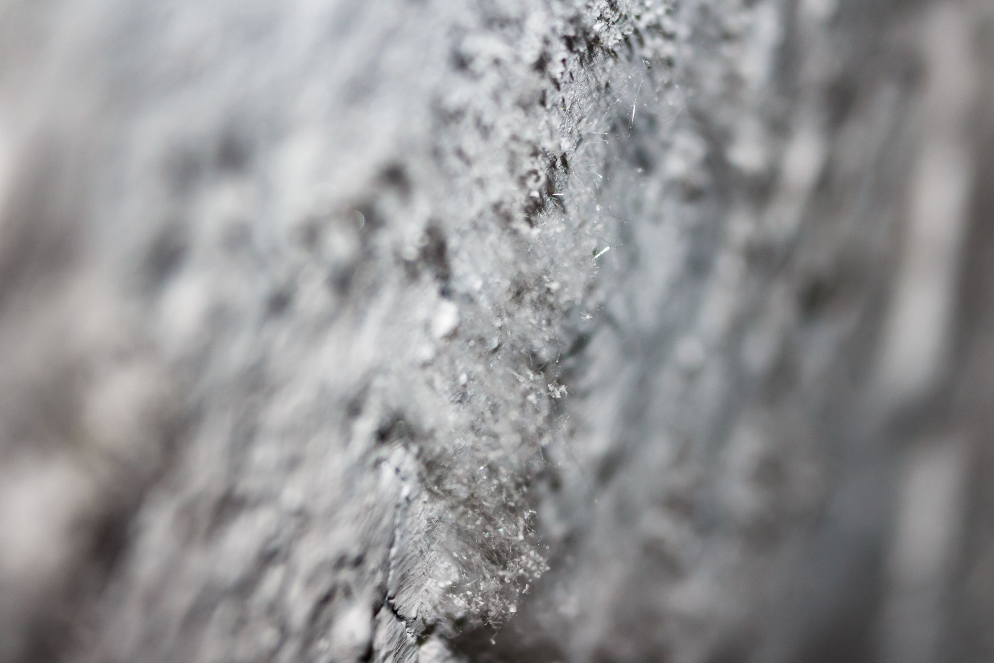 Salsausblähungen feuchte Kellerwand